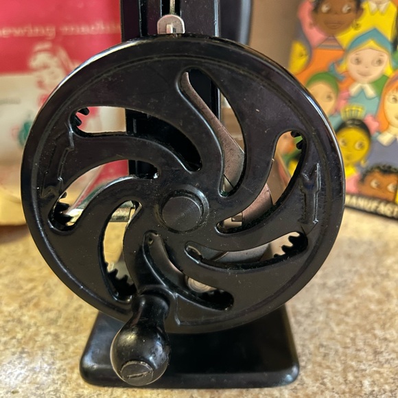 Antique 1955 Singer Child's Sewing Machine - Picture 8 of 12